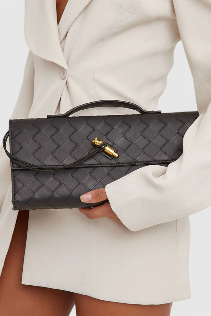 Mara | Clutch con Detalle de Nudo Dorado