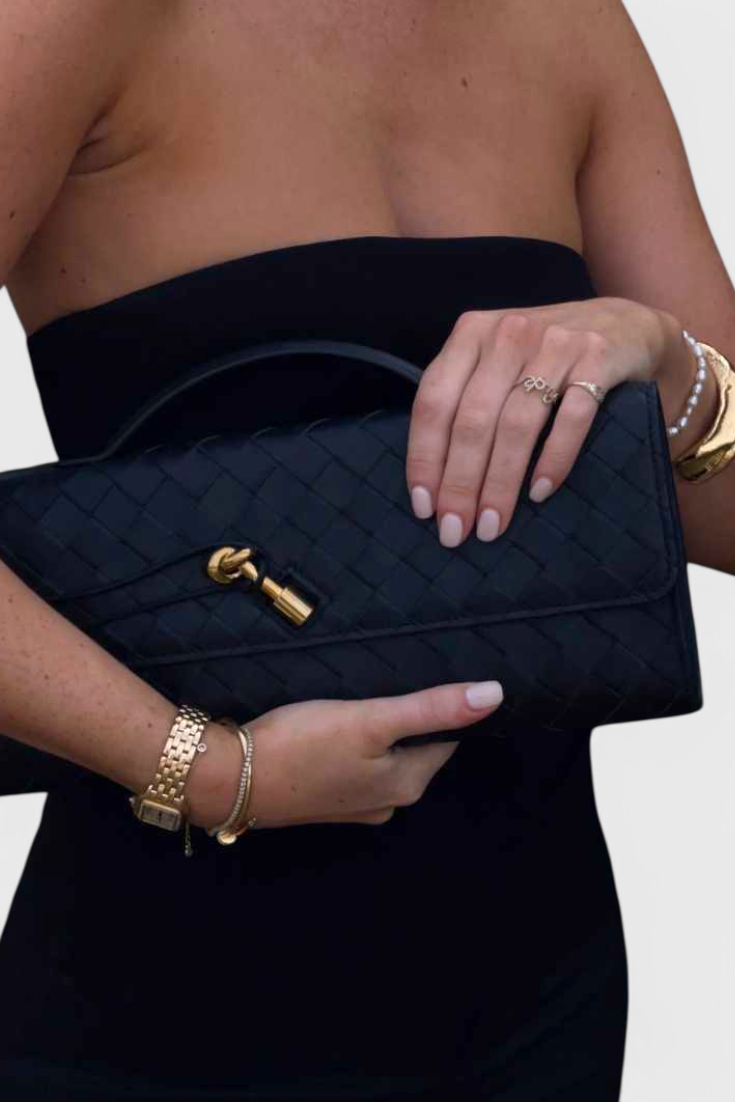 Mara | Clutch con Detalle de Nudo Dorado
