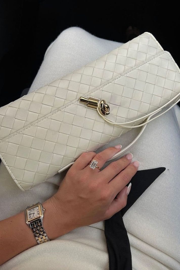 Mara | Clutch con Detalle de Nudo Dorado