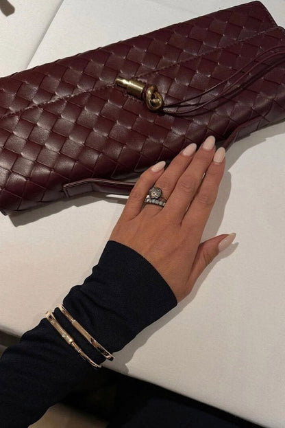 Mara | Clutch con Detalle de Nudo Dorado